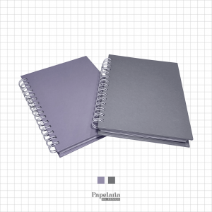 Caderno A5 Gray ou Lilás Papel Color Plus e Papel sulfite 90g pautadas 1x1 Capa: 21x15cm Miolo: 20x14cm   Encadernação wire-o lateral branca Laminação fosca, Bolso interno, Adesivos e Marca-páginas