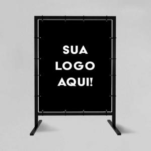 Cavalete de propaganda de metal com lona simples Lona Brilho 440g/m² Tamanho da Lona: 72cm x 92cm Colorido apenas um lado Verniz Uv de proteção Lona com ilhós - Fixada com presilha plática Tamanho do Cavalete: 80 x 120cm